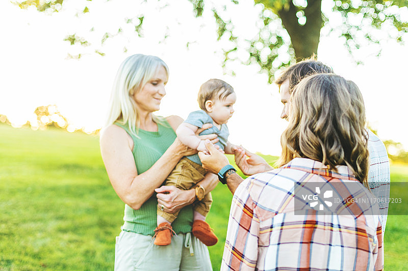 在密苏里州斯普林菲尔德，祖母、女儿、女婿和孙子在公园里享受金色时光图片素材