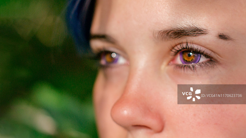 戴紫色美瞳的青少年特写图片素材