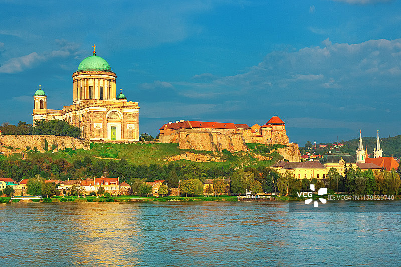 匈牙利多瑙河上的埃斯泰尔戈姆大教堂图片素材