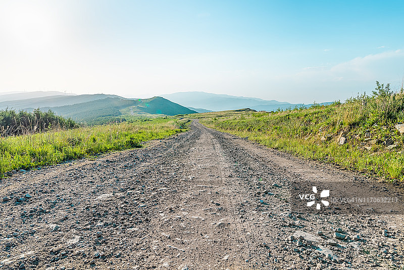 延伸至远方的空旷山路图片素材
