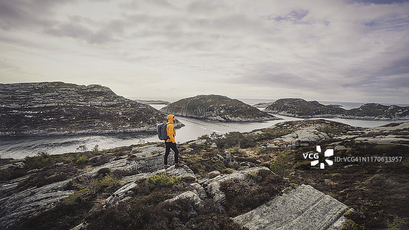 男子在挪威徒步旅行图片素材
