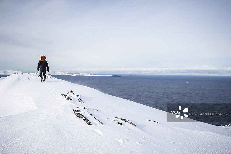 探索北极：在北角冰面上徒步旅行图片素材