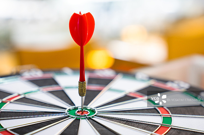 光斑背景上的飞镖靶中心图片素材