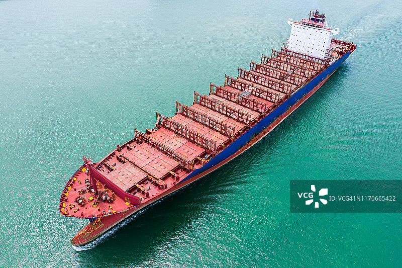 移动中的集装箱货轮图片素材