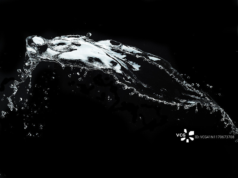 黑色背景上的水花飞溅图片素材