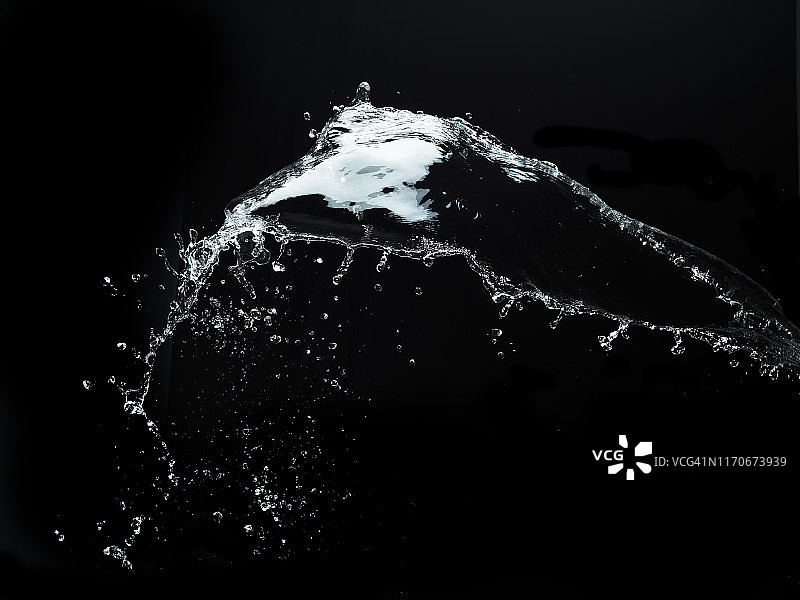 黑色背景上的水花飞溅图片素材