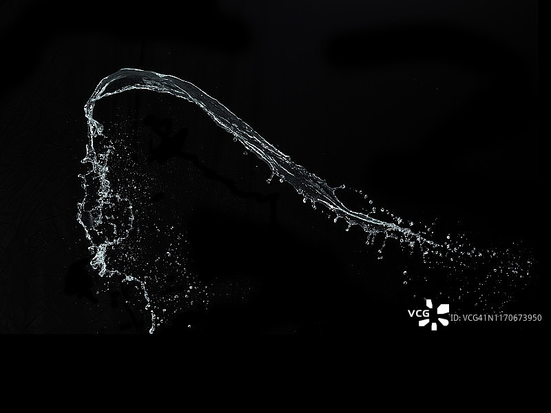 黑色背景上的水花飞溅图片素材