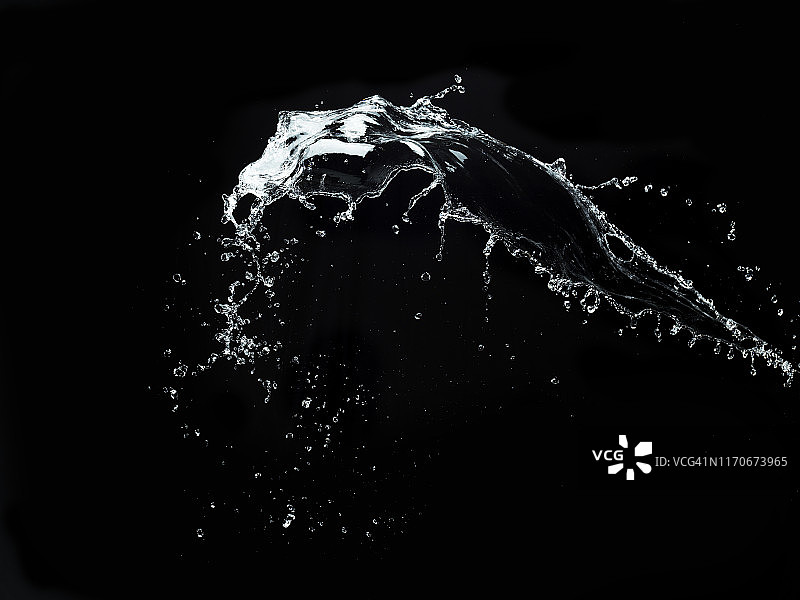 黑色背景上的水花飞溅图片素材