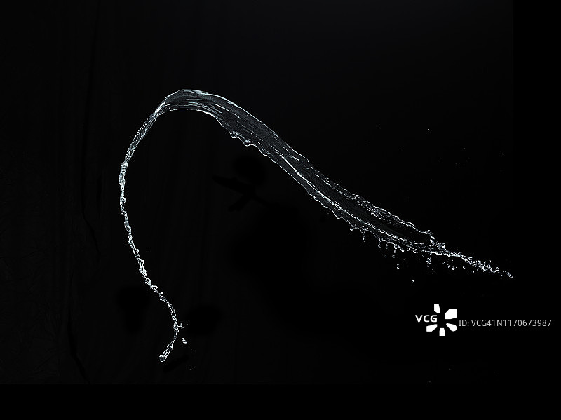黑色背景上的水花飞溅图片素材