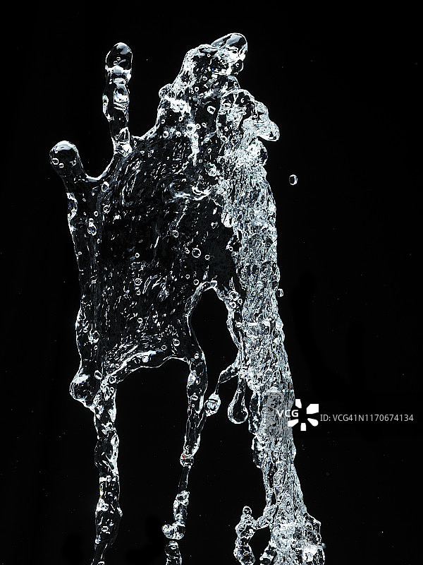 黑色背景上的水花飞溅图片素材