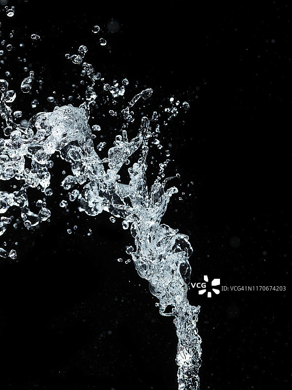 黑色背景上的水花飞溅图片素材