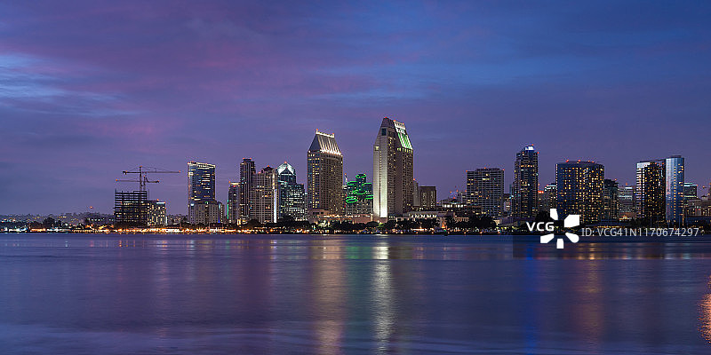 圣地亚哥天际线的暮色景观图片素材