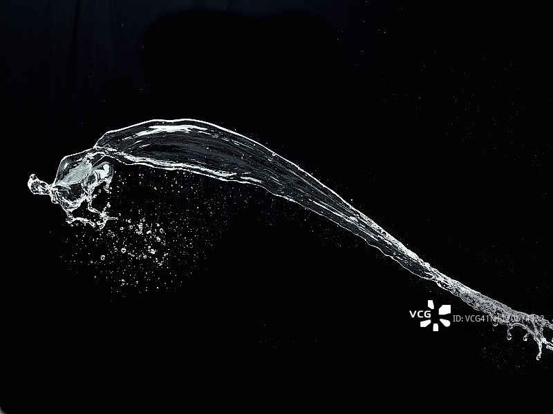 黑色背景上的水花飞溅图片素材