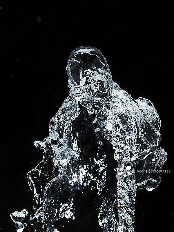 黑色背景上的水花飞溅图片素材
