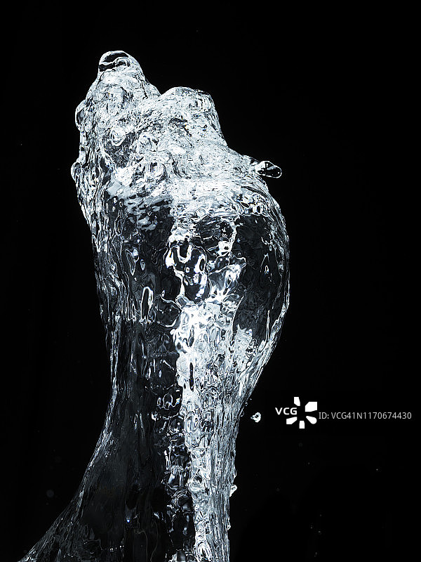 黑色背景上的水花飞溅图片素材