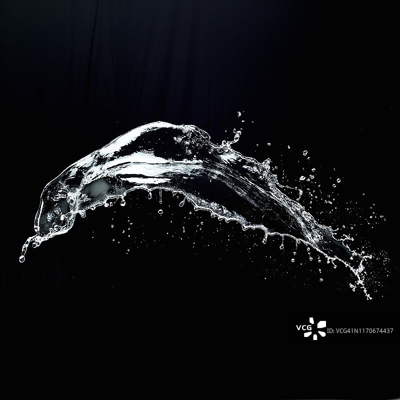 黑色背景上的水花飞溅图片素材