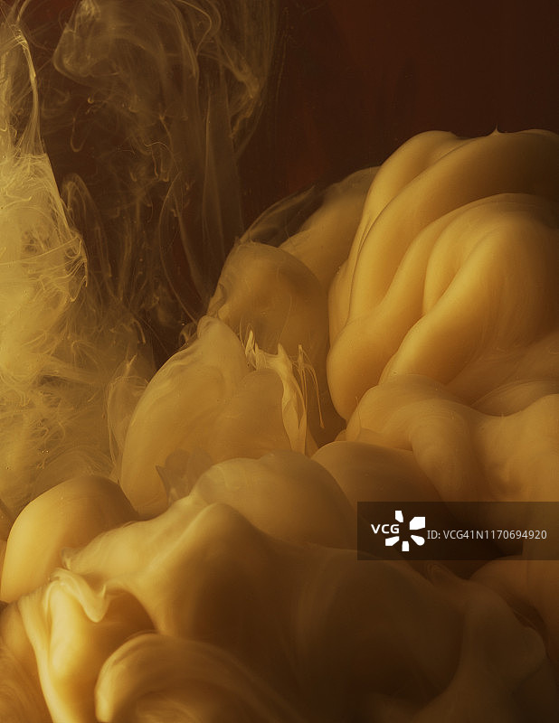 水下棕色云朵图片素材