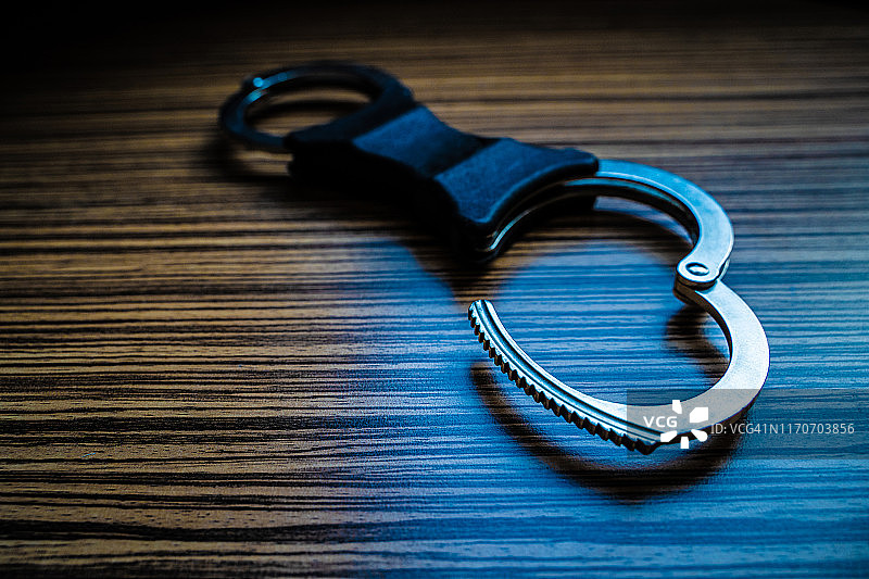 打开的手铐图片素材