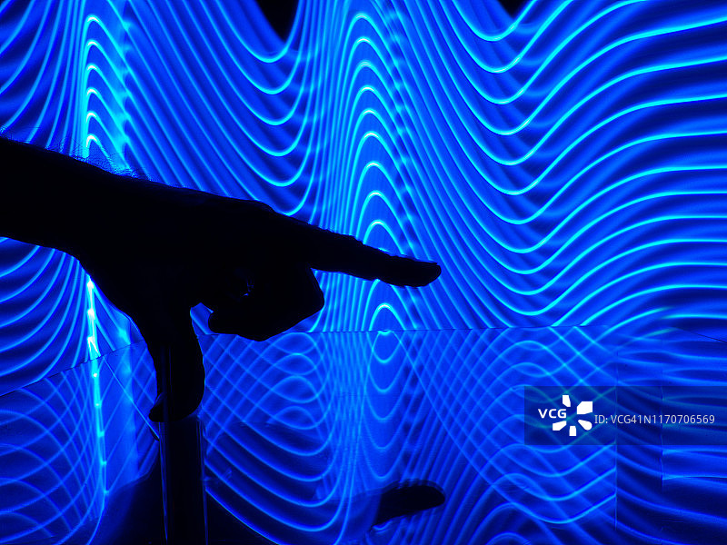 在虚拟环境中用手指指出某物，计算机编程和工程图片素材