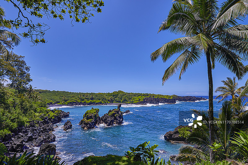 美国夏威夷毛伊岛瓦ianapanapa州立公园的霍诺卡拉尼黑沙滩图片素材