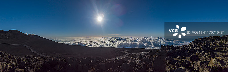 美国夏威夷毛伊岛哈雷阿卡拉国家公园的哈雷阿卡拉峰火山口，阳光直射图片素材