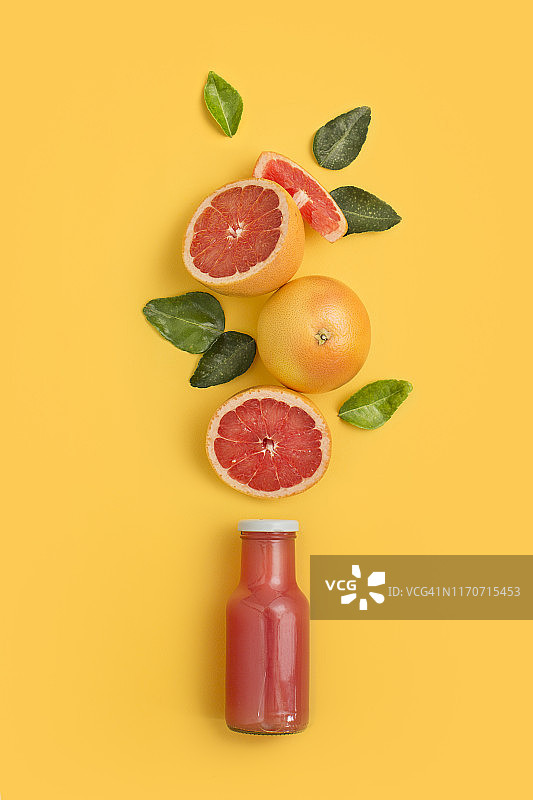西柚果实与瓶装果汁图片素材