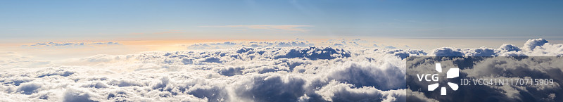 落日下的低云层，哈莱阿卡拉火山口，哈莱阿卡拉国家公园，毛伊岛，夏威夷，美国图片素材