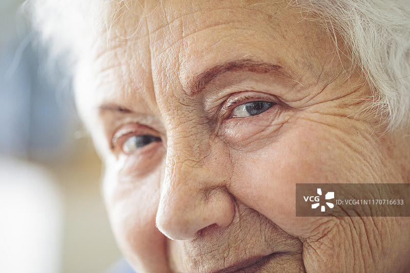 一位美丽的老年妇女的肖像图片素材