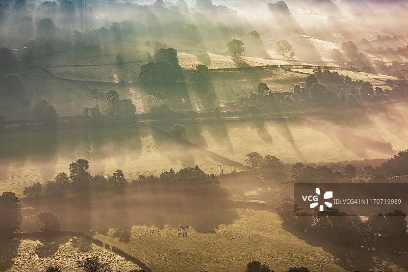 英国峰区巴姆福德日出时分的薄雾山谷图片素材