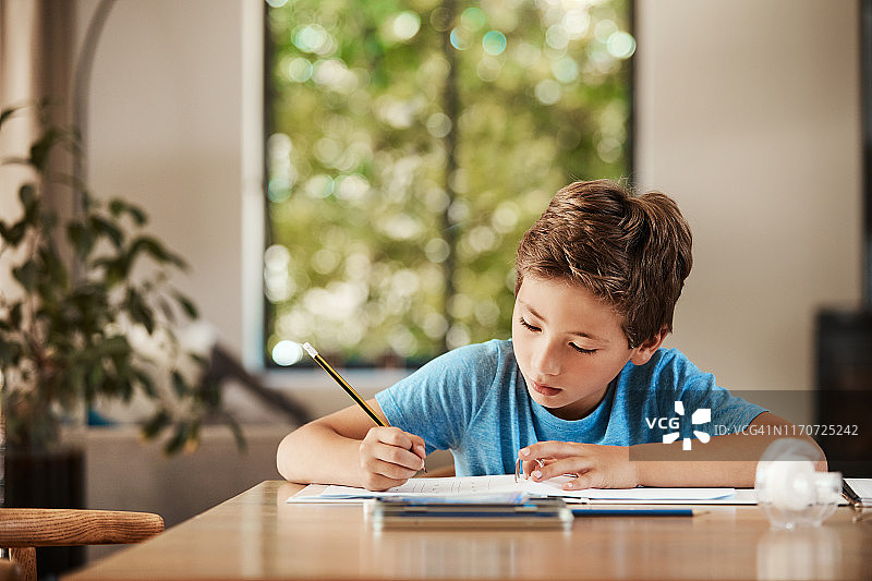 埋头完成作业图片素材