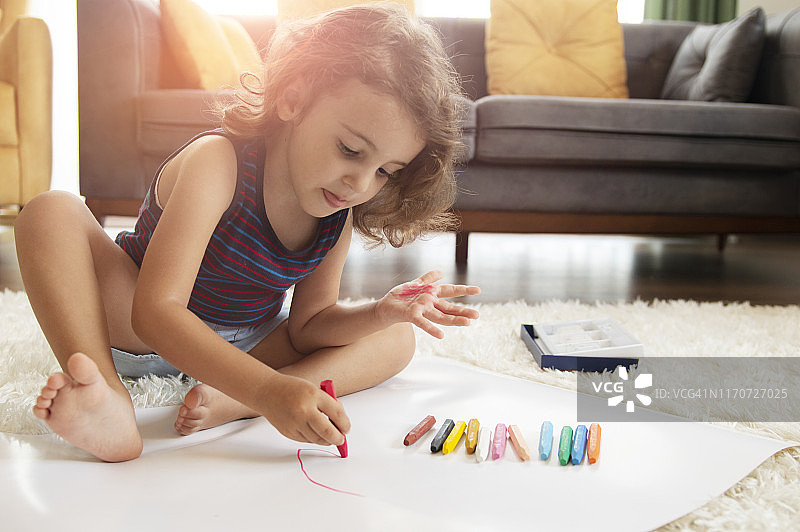 小女孩画图片素材