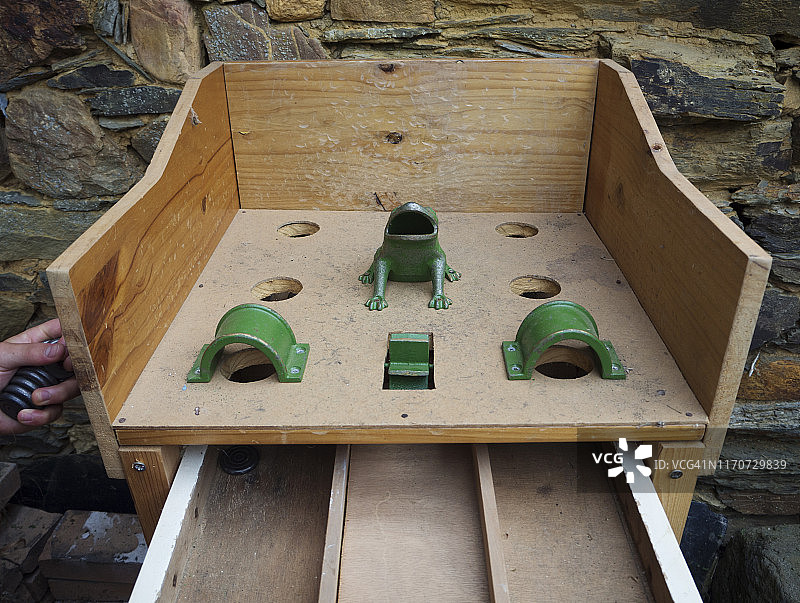 20世纪80年代西班牙村庄的典型游戏：青蛙游戏照片图片素材