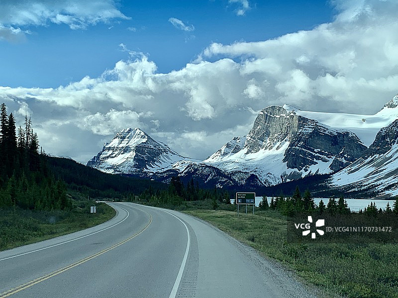 弓湖边的加拿大落基山脉图片素材