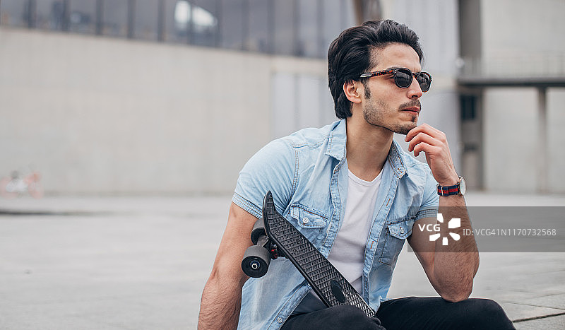 玩滑板的英俊男人图片素材