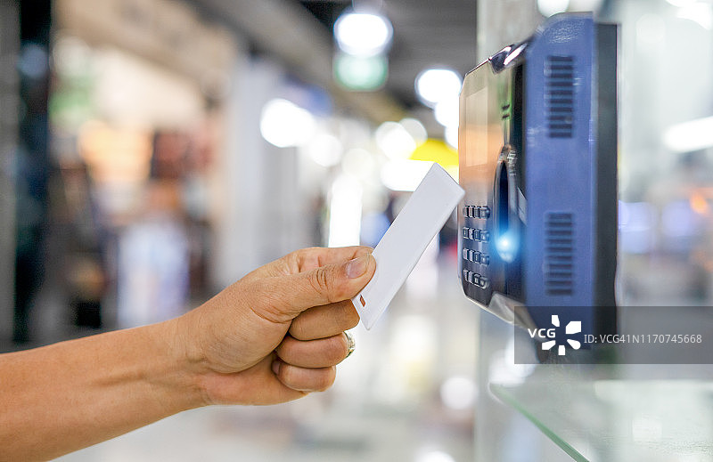 指纹和钥匙卡扫描进入安全系统图片素材