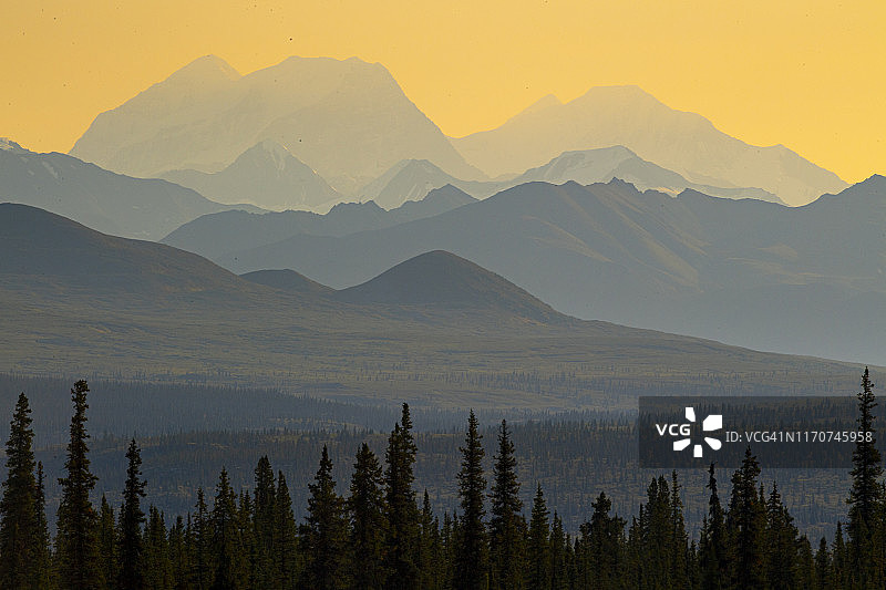 阿拉斯加州德纳里公路的日出图片素材