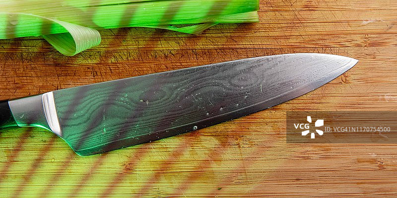 韭葱和厨房刀具图片素材