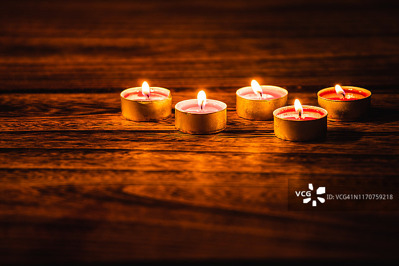 燃烧的香薰蜡烛图片素材