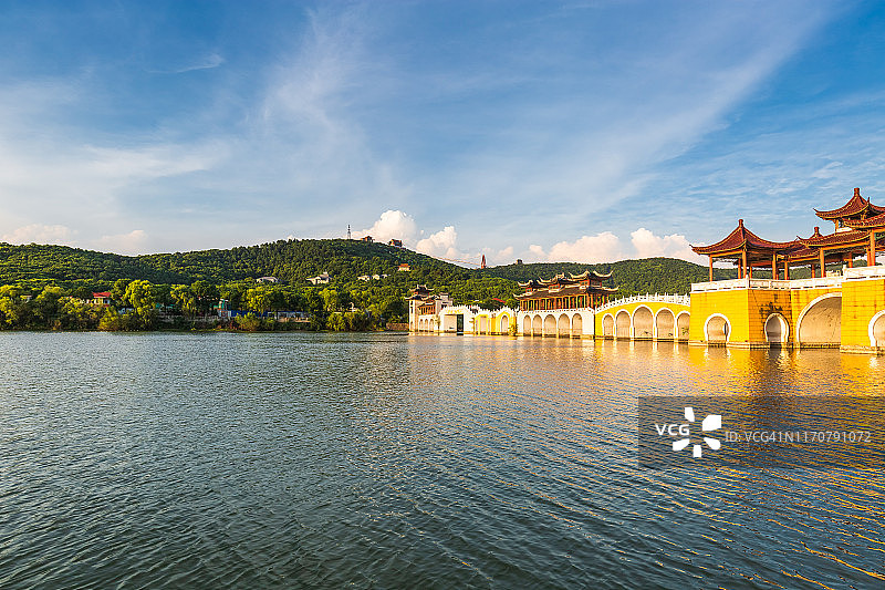 西山龙溪湖的风景，桥和亭台图片素材