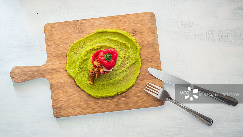 酿入大豆和豌豆泥的甜椒图片素材