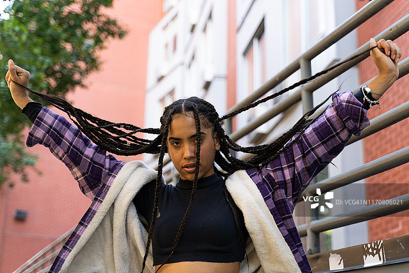 与朋友探索城市图片素材