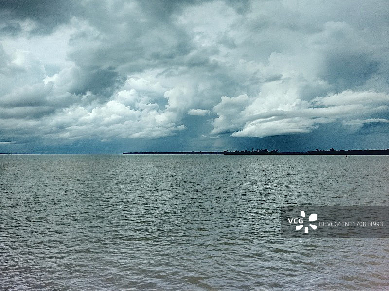 伊泰普水电站：世界上最大的水坝之一，位于巴西和巴拉圭的伊瓜苏图片素材