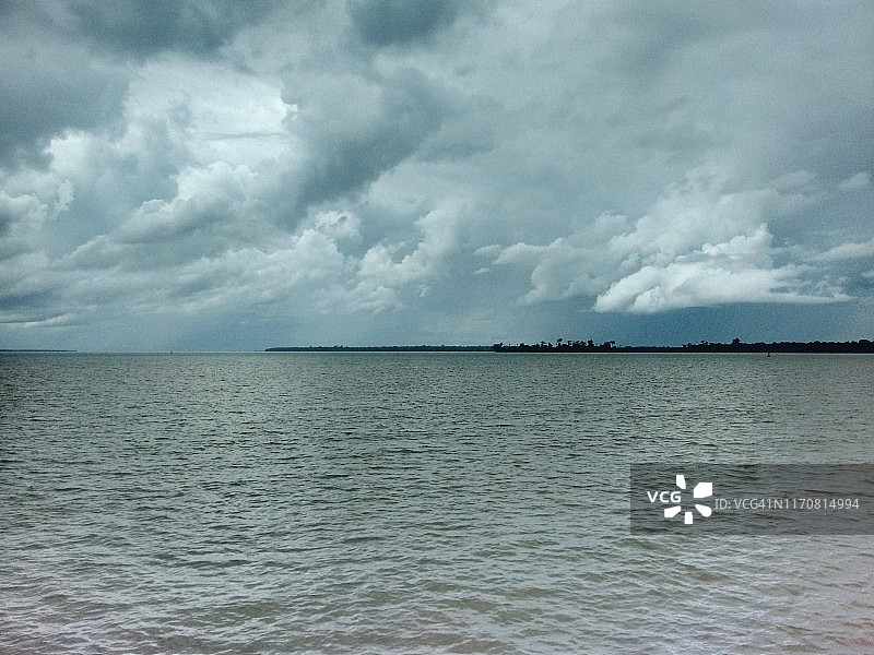 伊泰普水电站：世界上最大的水坝之一，位于巴西和巴拉圭的伊瓜苏图片素材