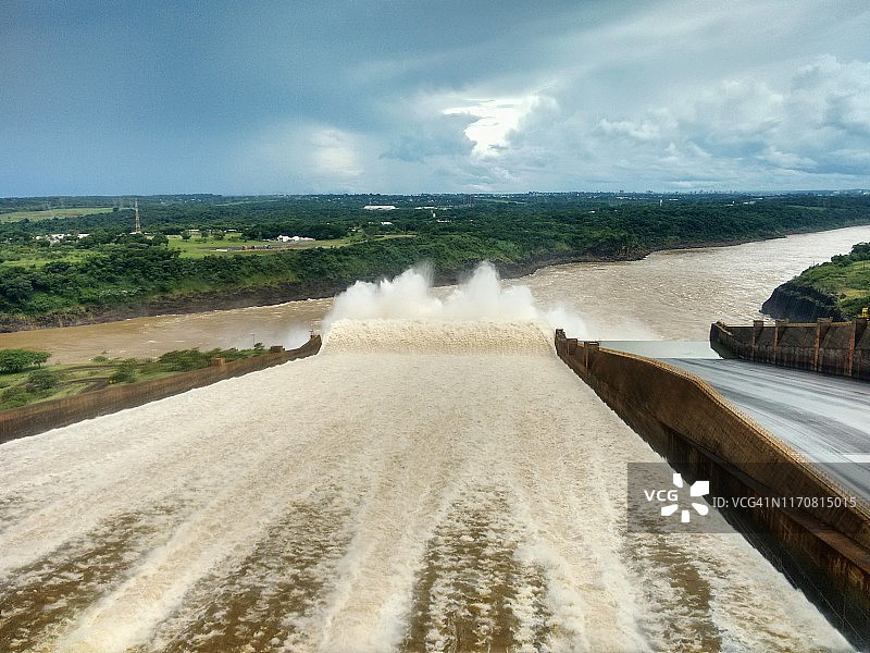 伊泰普水电站：世界上最大的水坝之一，位于巴西和巴拉圭的伊瓜苏图片素材
