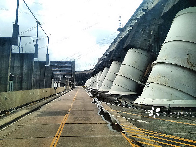 伊泰普水电站：世界上最大的水坝之一，位于巴西和巴拉圭的伊瓜苏图片素材