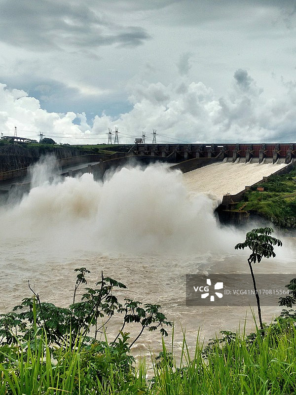伊泰普水电站：世界上最大的水坝之一，位于巴西和巴拉圭的伊瓜苏图片素材