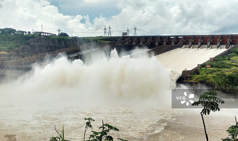 伊泰普水电站：世界上最大的水坝之一，位于巴西和巴拉圭的伊瓜苏图片素材