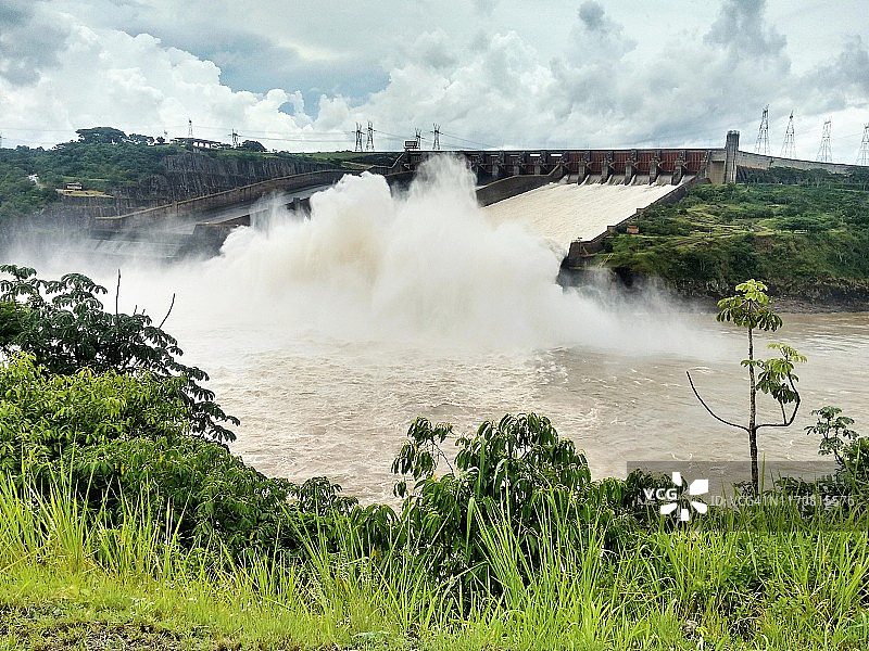 伊泰普水电站：世界上最大的水坝之一，位于巴西和巴拉圭的伊瓜苏图片素材