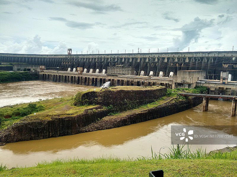 伊泰普水电站：世界上最大的水坝之一，位于巴西和巴拉圭的伊瓜苏图片素材