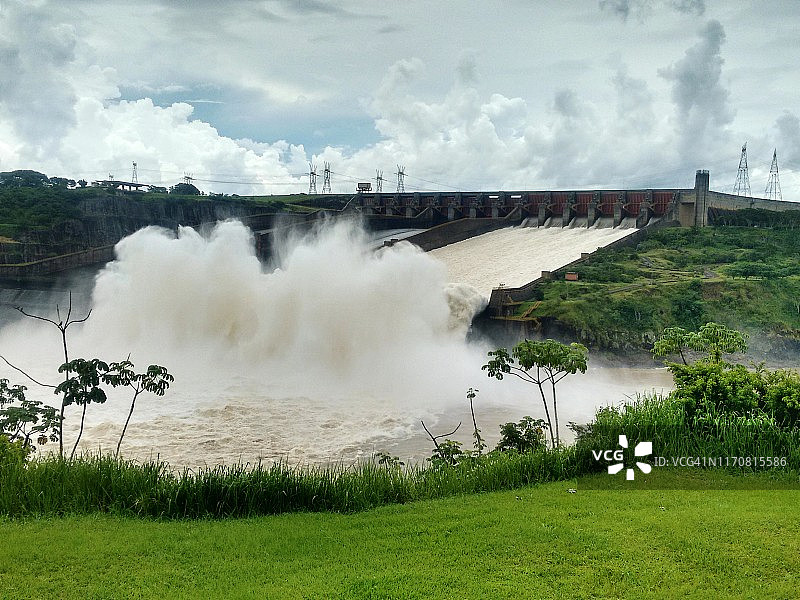 伊泰普水电站：世界上最大的水坝之一，位于巴西和巴拉圭的伊瓜苏图片素材